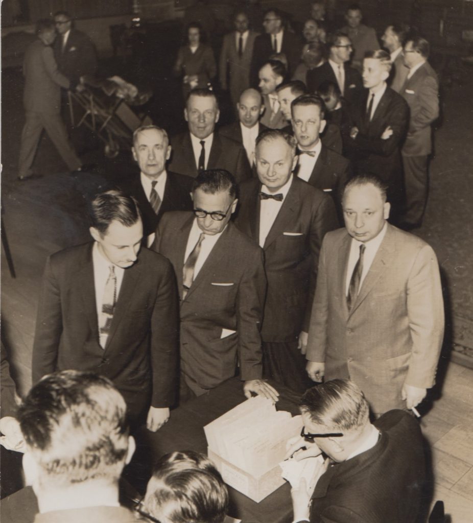 Delegātu Reģistrēšanās brīdis pirms ALA Kongresa Vašingtonā 1961. gada 28. aprīlī. No kreisās: V. Klīve, L. Bērziņš, A. Rudzis, otrā rindā plkv. Dardzāns, Augusts Gulbis, D. Rudzītis, T. Šulcs. Foto: Bruno Rozītis. Avots: LNA_LVA_F2250_86v_8, 3. lp.  