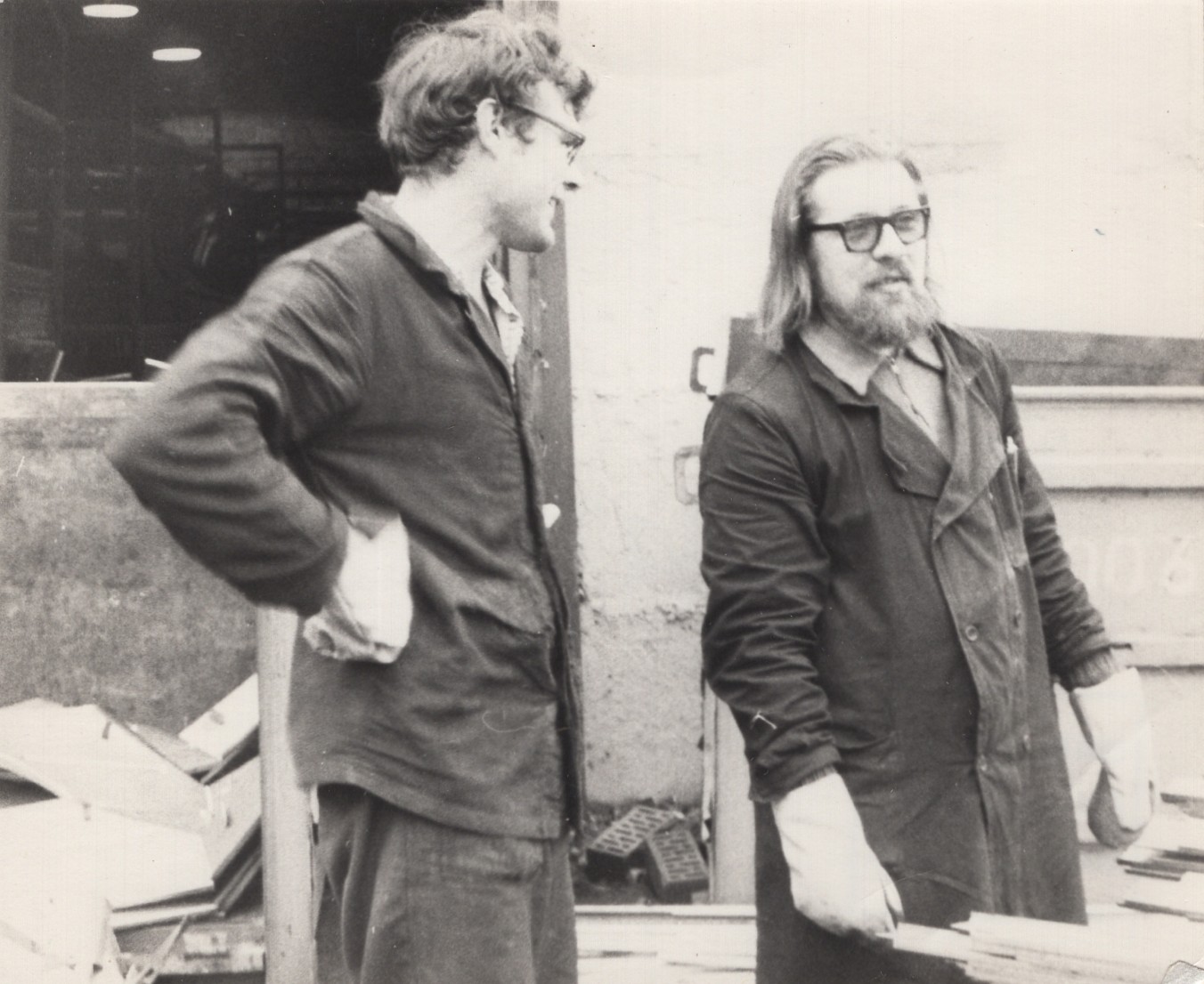 Viktors Kalniņš (pa labi) ar darba kolēģi. Fotogrāfijas otrā pusē uzraksts: 1973. g. "brīvībā".