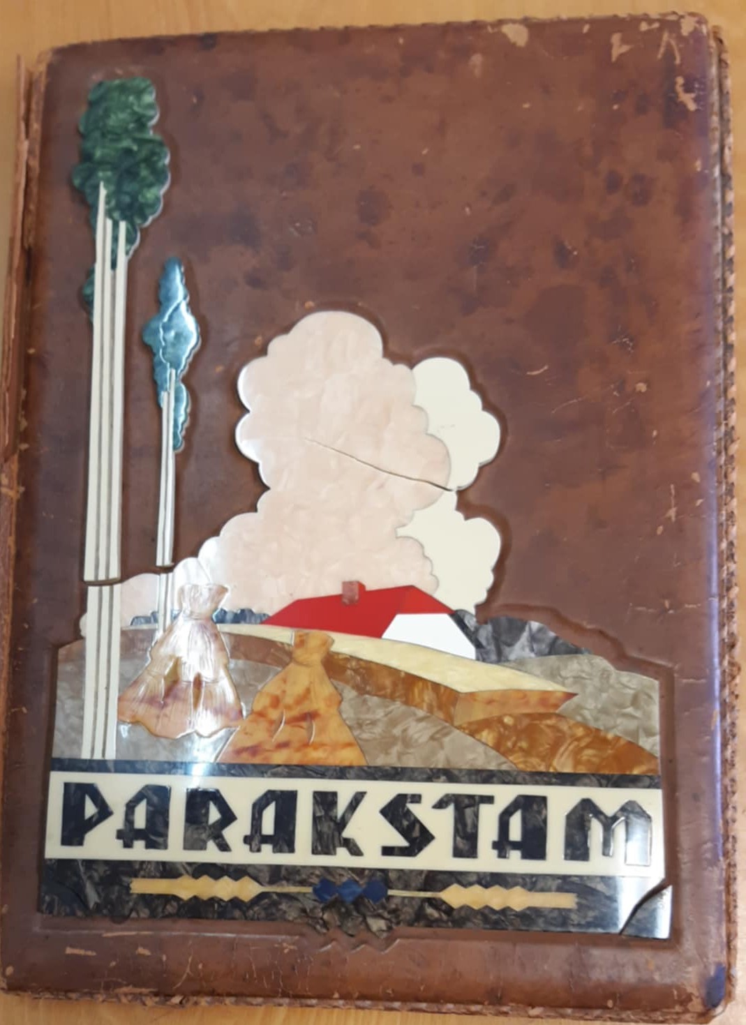 Latvijas Piensaimnieku Centrālās savienības ķīmiskā fabrikā izgatavoti lielformāta ādas vāki dokumentiem, ar kazeīna (gatavota no piena produktiem) plākšņu intarsiju. 20. gadsimta 30. gadi.