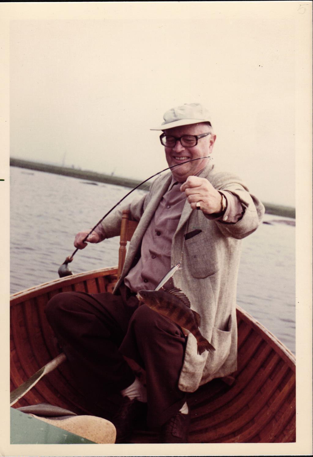 Komponists Jānis Kalniņš makšķerējot. 1970. gadi.