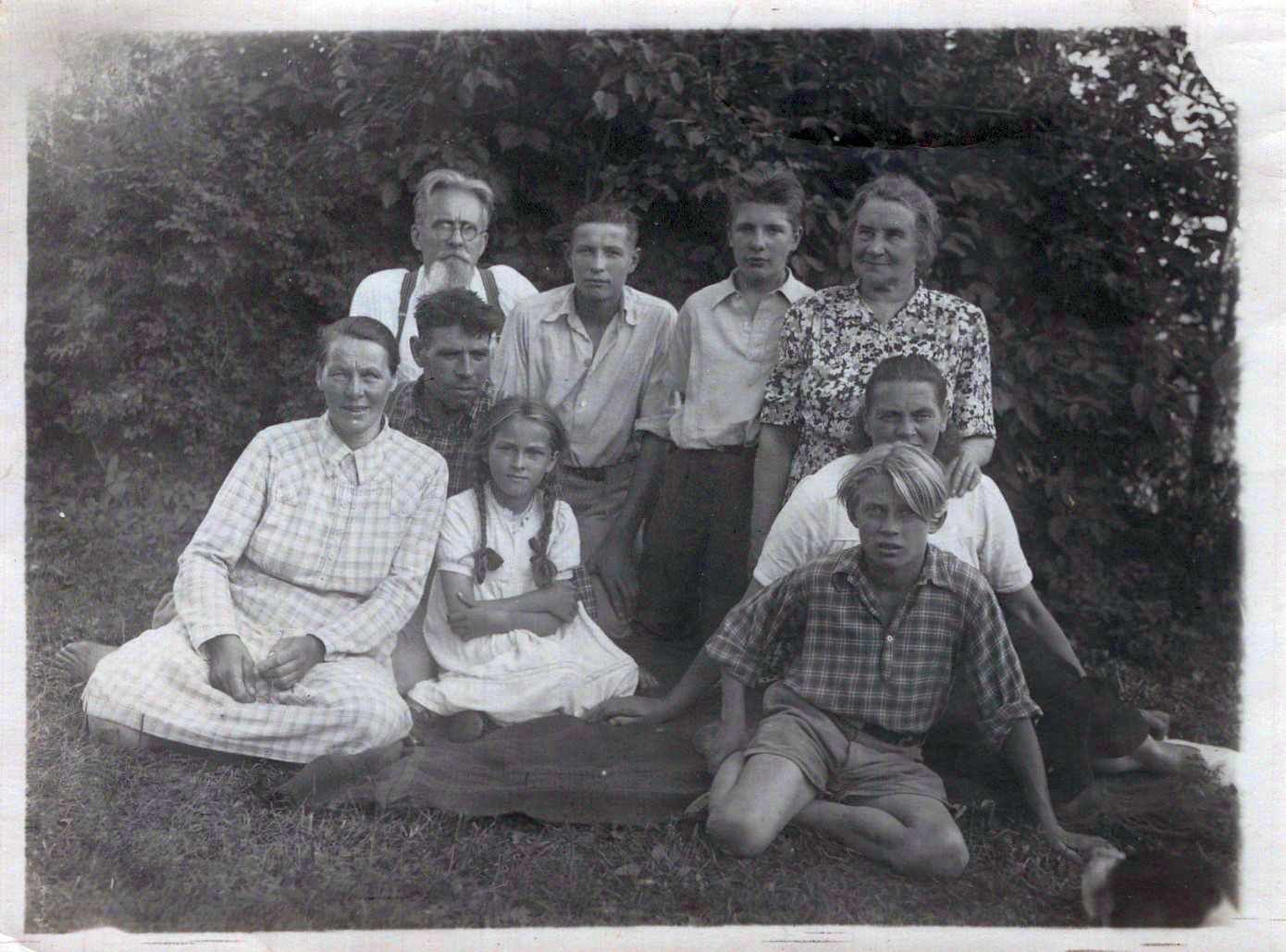 Viktors Kalniņš (augšējā rindā otrais no labās) ar radiniekiem. 20. gadsimta 50. gadi.