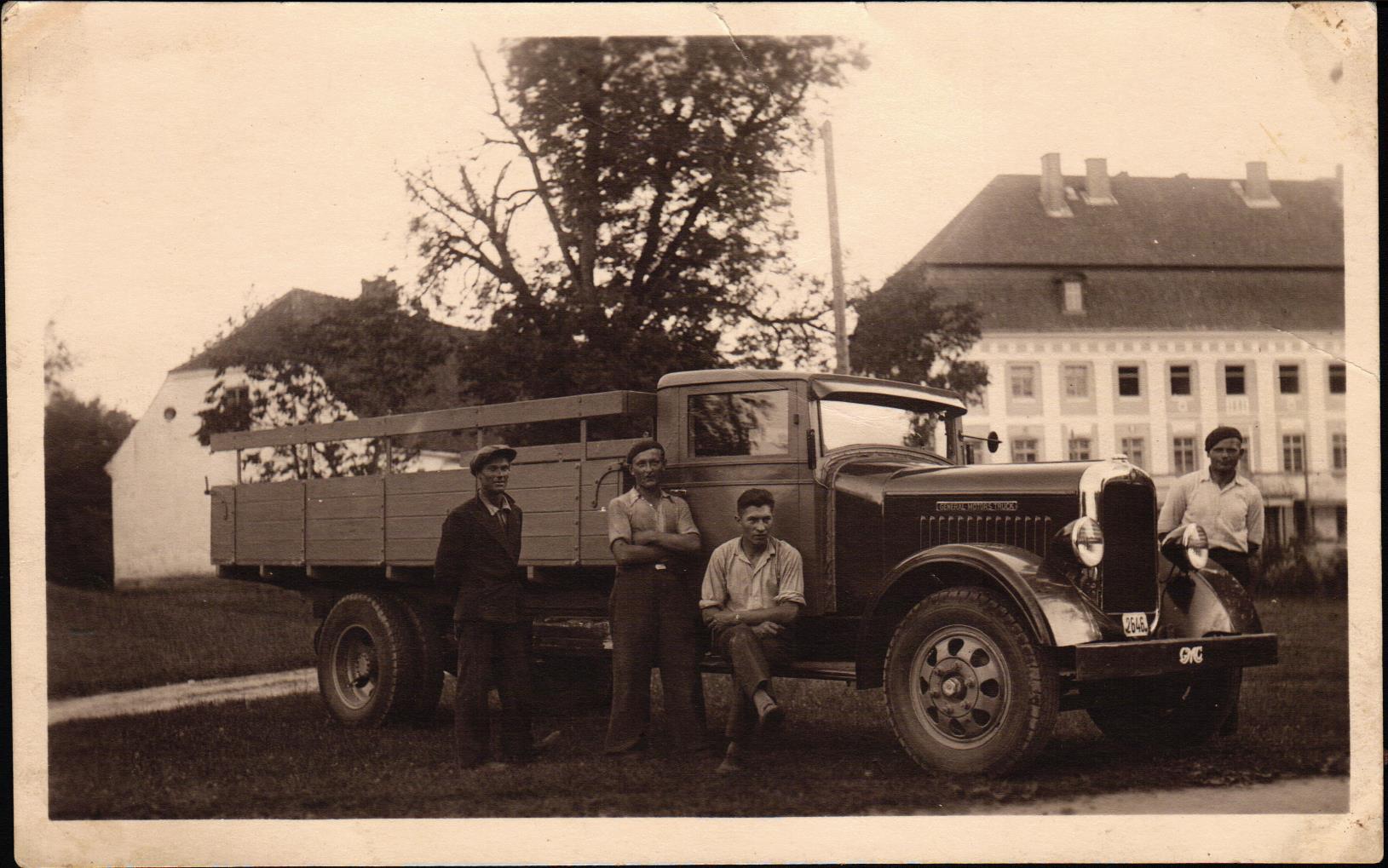 Latvijas Piensaimnieku Centrālās savienības "Piena centrāles" darbinieki pie centrāles "General Motors" markas kravas automašīnas. 20. gadsimta 30. gadi.