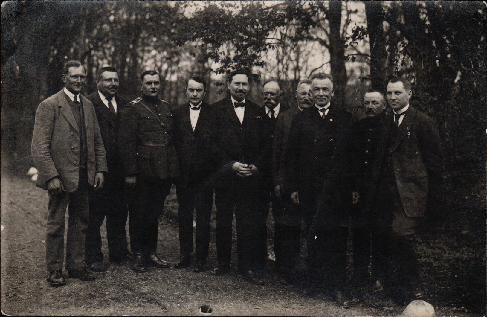Latvijas Piensaimnieku Centrālās savienības darbinieki. No kreisās: 5. (vidū) Teodors Kalniņš. 20. gadsimta 30. gadi.