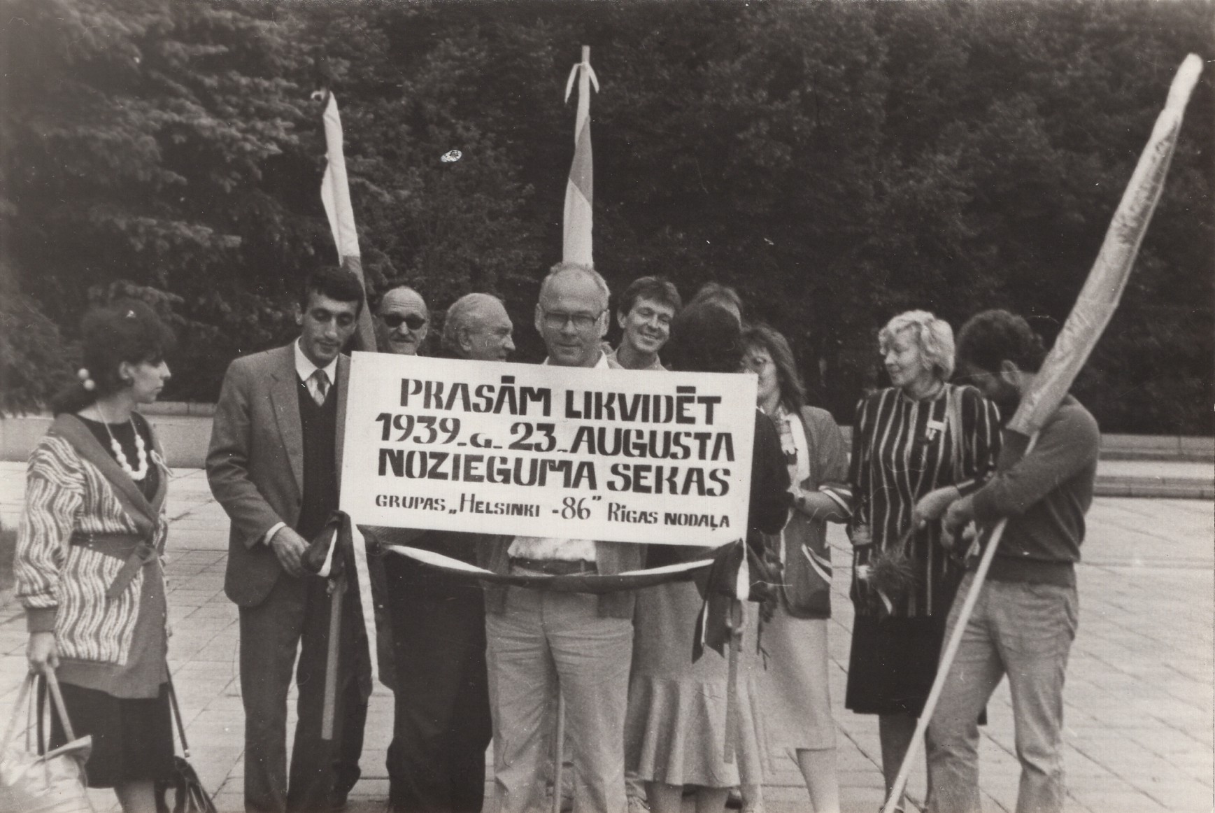 Gatavošanās protesta mītiņam pret Molotova–Rībentropa paktu un tā slepenajiem protokoliem. Rīga, 1988. gada 23. augusts.