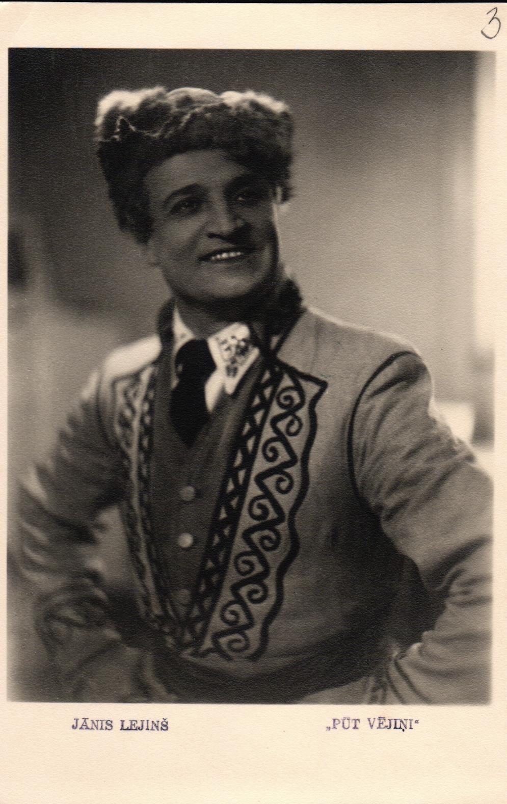 Jānis Lejiņš izrādē "Pūt, vējiņi!" Eslingena, Vācija. 1940. gadi.