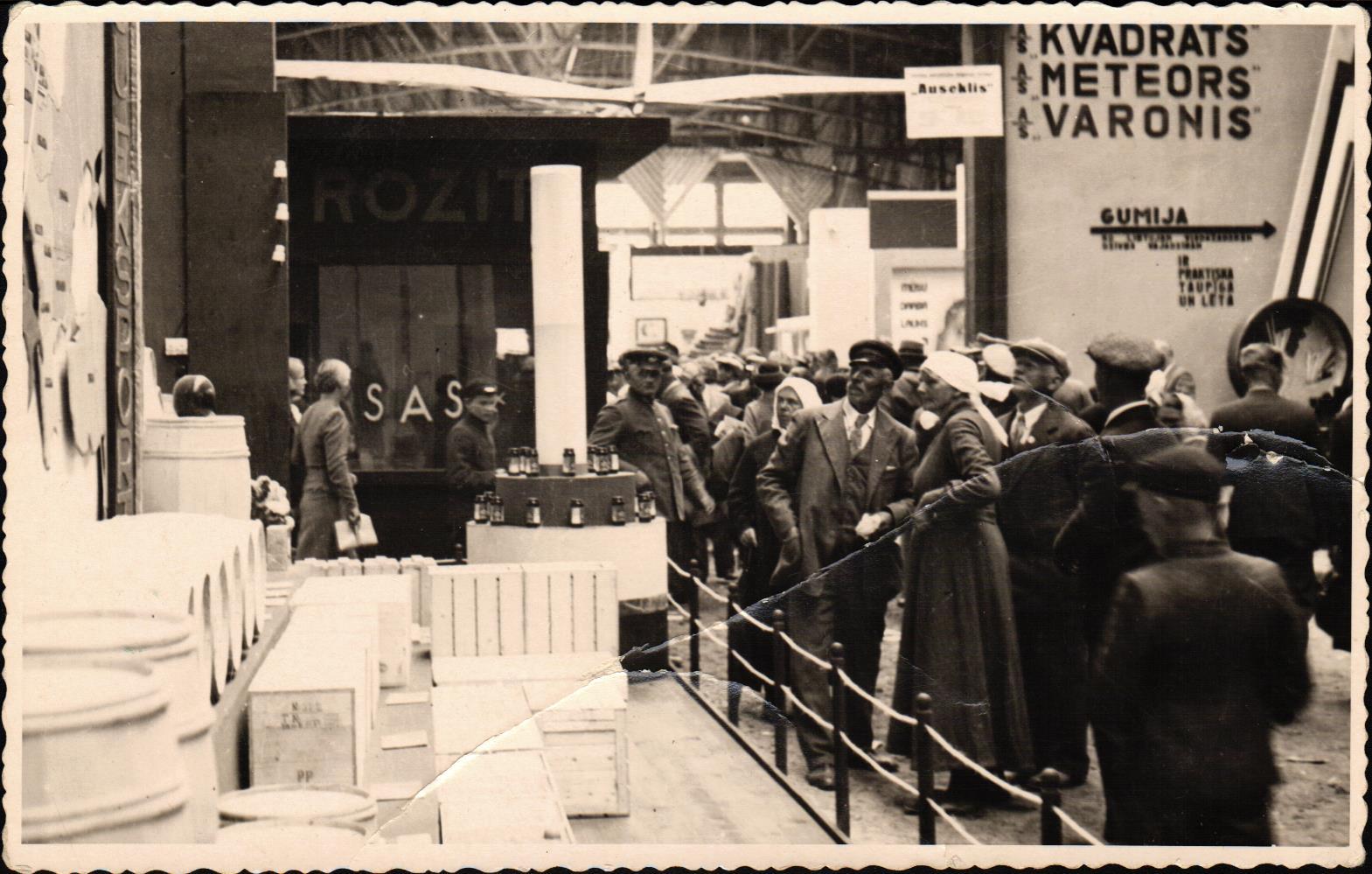 Latvijas Piensaimnieku Centrālās savienības sviesta eksporta stends izstādē Karaļaučos (Kēnigsbergā, Vācijā, tagad Kaļiņingradā). 1939. gads.