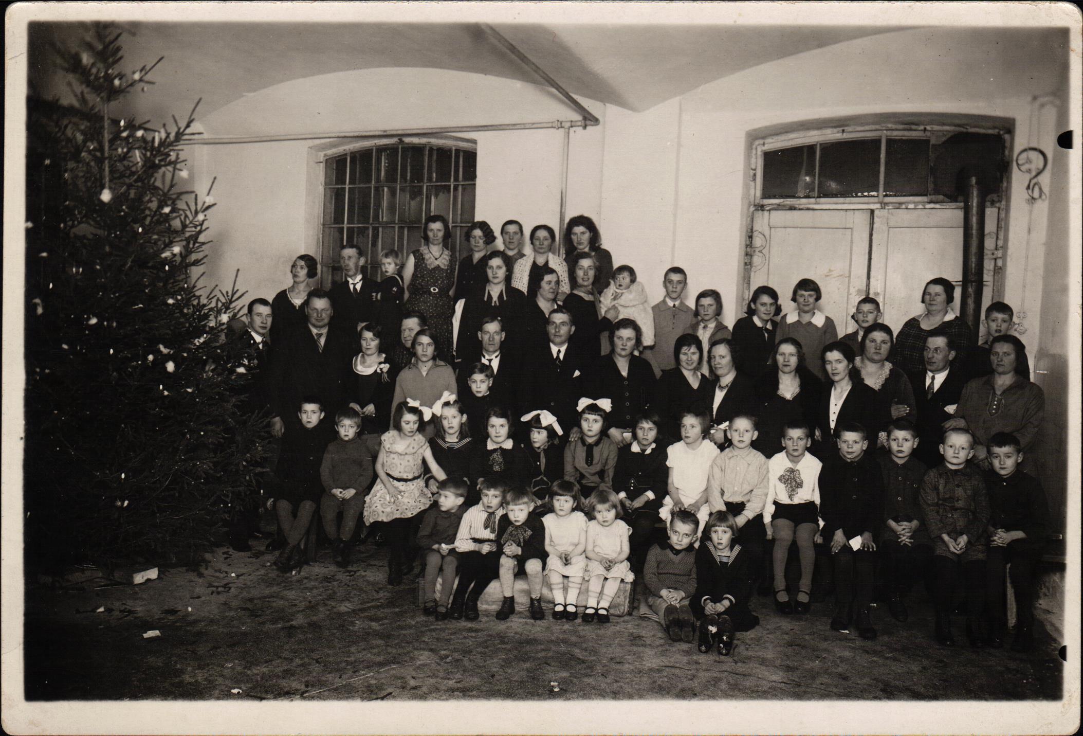 Latvijas Piensaimnieku Centrālās savienības "Piena centrāles" darbinieku Ziemassvētku pasākums. 20. gadsimta 30. gadi. Fotogrāfs O. Laiva, Rīgā.