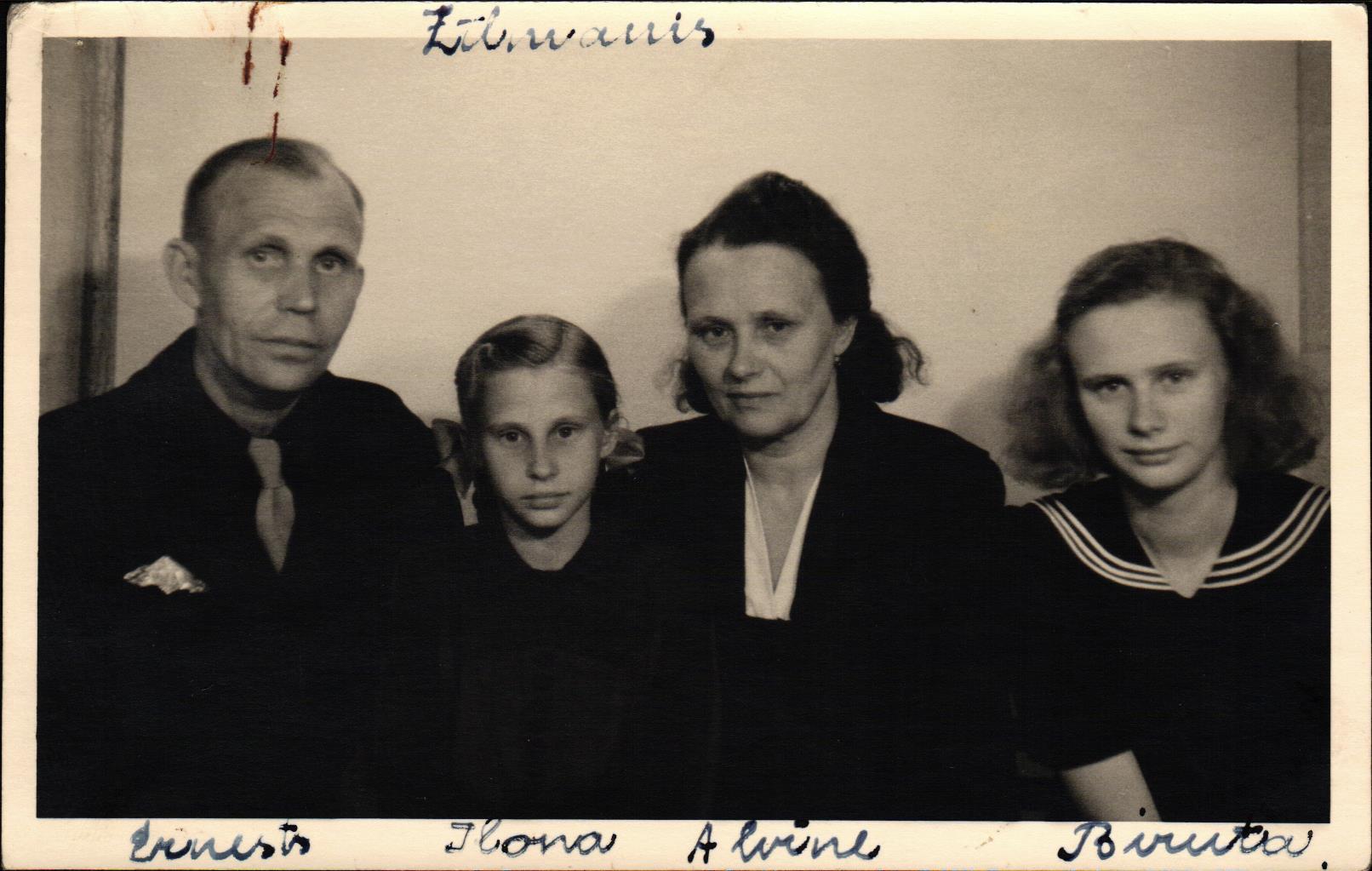 Ernests Zīlmanis, viņa dzīvesbiedre Alvīne Zīlmane un viņu meitiņas Biruta un Ilona. 20. gs. 40. gadi.