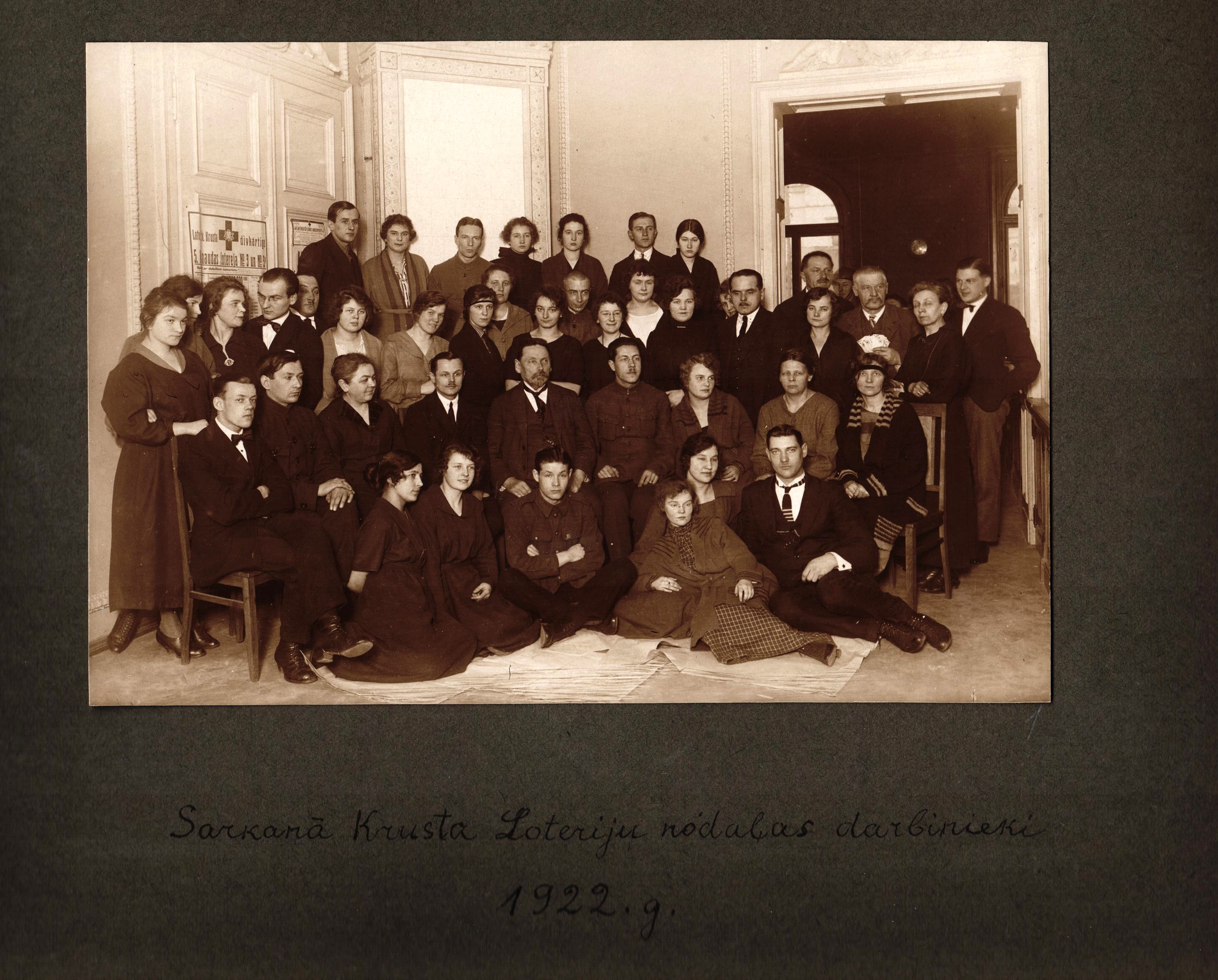 Sarkanā Krusta Latvijas nodaļas darbinieki, 1922.g. Fotoattēls no LSK fotoalbuma.