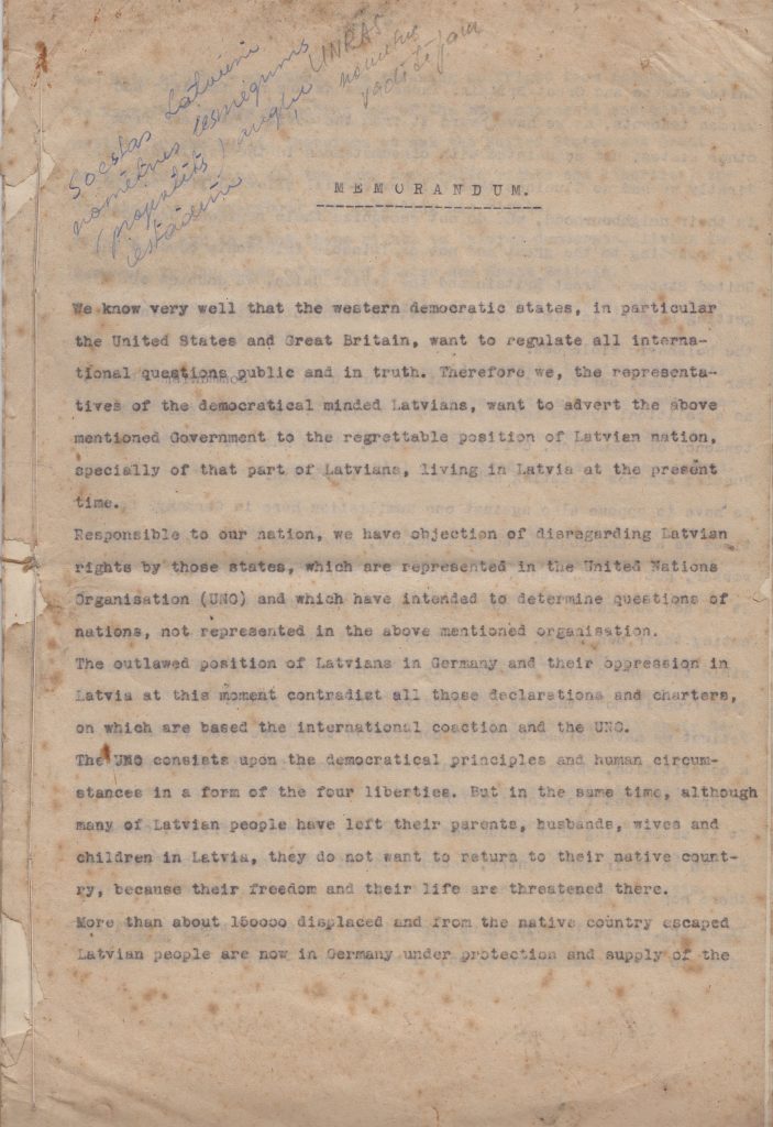 Fragments no Latvijas bēgļu memorands Lielbritānijas un Amerikas Savienoto valstu valdībām par Latvijas situāciju PSRS okupācijas apstākļos, 1946.gads. Pēc šī iesnieguma UNRA vadībai (Apvienoto Nāciju Palīdzības un atjaunošanas pārvalde – United Nations Relief and Rehabilitation Administration, kas Vācijā darbojās no 1945. gada līdz 1947. gadam, un kuras galvenais uzdevums bija bēgļus atgriezt savās agrākajās dzīves vietās), tā deva rīkojumu izdarīt nometnes latviešu grupai aizklātu nobalsošanu “Par” un “Pret” atgriešanos Latvijā. Noskaidrojās, ka atskaitot tikai dažas “Par” balsis, visas pārējās bija “Pret”. Avots: LNA_LVA_F2263_A1_206