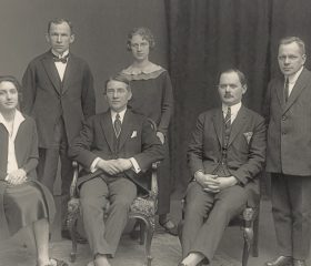 Sūtniecības Somijā darbinieki. Helsinki, 1923. – 1925. gads. Pirmajā rindā no labās: preses atašejs Oikarinens, I šķ. sekretārs Ludvigs Ēķis, sūtnis Kārlis Zariņš ar kundzi Henrietu. Otrajā rindā: kancelejas ierēdnis Voldemārs Gūtmanis un mašīnrakstītāja stenogrāfiste Ede Katrīna Zālīte. Avots: Latvijas Ārlietu ministrijas arhīvs.