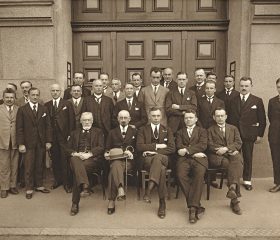Latvijas sūtņu pirmās konferences dalībnieki pie Ārlietu ministrijas durvīm (no pagalma puses). Rīga, 1923. gada 18. – 22. jūnijs. Sēž pirmajā rindā no labās: Saeimas ārlietu komisijas priekšsēdētājs Fricis Menders, ārlietu ministra biedrs Felikss Cielēns, ārlietu ministrs Zigfrīds Anna Meierovics, ministrijas ģenerālsekretārs Hermanis Albats, bijušais sūtnis Zviedrijā, Dānijā un Norvēģijā Fridrihs Grosvalds. Stāv otrajā rindā aiz Hermaņa Albata – sūtnis Somijā, Zviedrijā, Dānijā un Norvēģijā Kārlis Zariņš. Avots: Latvijas Ārlietu ministrijas arhīvs.