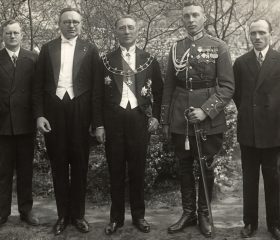 Sūtnis Kārlis Zariņš un viņu pavadošās personas akreditācijas dienā Igaunijā. Tallina, 1930. gada 13. maijs. No labās: Latvijas sūtniecības Zviedrijā sekretārs Kārlis Aleksandrs Freimanis, sūtniecības Igaunijā kara aģents Jānis Streipa, Kārlis Zariņš, II šķ. sekretārs Jānis Rācenis. Avots: Latvijas Ārlietu ministrijas arhīvs.