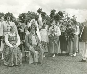 Līgo svētki latviešu mājā Almelijā. Kārlis Zariņš ar kundzi Henrieti – Jāņa tēvs un Jāņa māte. 1954. gada 19. jūnijs. Foto: Hereford Times Photograph. Avots: Latvijas Ārlietu ministrijas arhīvs.
