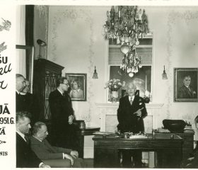 Trešo Dziesmu dienu laikā notika pieņemšana Latvijas sūtniecībā Londonā. Kārlis Zariņš uzrunā aicinātos viesus. 1951. gada jūlijs. Avots: Latvijas Ārlietu ministrijas arhīvs.