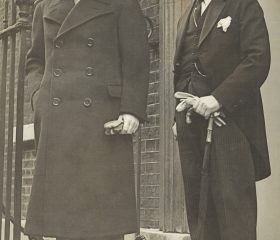 Ārlietu ministrs Vilhelms Munters (no kreisās) un sūtnis Kārlis Zariņš uz nama kāpnēm Downing Street, 10. Londona, 1938. gada 5. decembris. No 1938. gada 5. līdz 10. decembrim Latvijas ārlietu ministrs Vilhelms Munters bija oficiālā vizītē Lielbritānijā. 5. decembrī viņu pieņēma Lielbritānijas ministru prezidents Nevils Čemberlens. Avots: Latvijas Ārlietu ministrijas arhīvs.