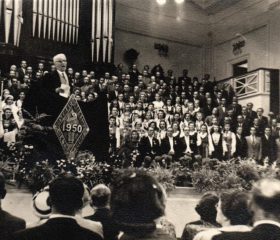 Kārlis Zariņš saka uzrunu II Anglijas latviešu Dziesmu dienās Lesterā. 1950. gada 18. jūnijs. Avots: LNA_LVA, F2263_1_243, 30. lp.
