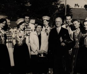 Kārlis Zariņš un trimdas latviešu tautas deju kopa “Kamoliņš” astotajā starptautiskajā mūzikas festivālā Llangollenā Lielbritānijā. 1954. gads. Foto: A. Beķeris. Avots: LNA_LVA, F2263_1_243, 38. lp.