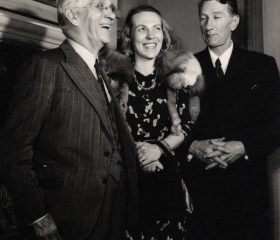 Kārlis Zariņš kopā ar gleznotāju Valdemāru Toni un viņa sievu Ainu Toni V. Tones personālizstādē The Kensington Art Gallery Londonā III Anglijas Latviešu dziesmu dienu ietvaros. K. Zariņš - Dziesmu dienu rīcības komitejas goda priekšsēdētājs. 1951. gada jūlijs. Avots: LNA_LVA, F2263_1_244, 13 . lp.