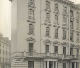 Latvijas sūtniecības nams Londonā 87 Eaton Place. 20. gs. 30. gadi. Avots: LNA_LVA, F2263_1_198, 1. lp.