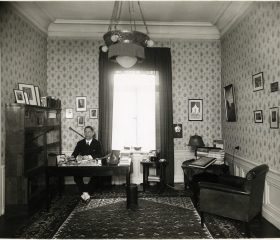 Latvijas sūtnis Lielbritānijā Kārlis Zariņš savā darba kabinetā Latvijas sūtniecībā Londonā. 1938. gads. Avots: LNA_KFFDA_F1_10_10603