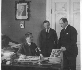 Latvijas Republikas ārkārtējais sūtnis un pilnvarotais ministrs Zviedrijā, Norvēģijā un Dānijā, ar sēdekli Helsinkos, Kārlis Reinholds Zariņš (sēž no kreisās) ar vēstniecības darbiniekiem savā darba kabinetā. Somija, 20. gs. 20. gadi. Avots: LNA_KFFDA_F1_10_10604