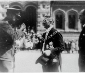 Latvijas Republikas sūtņa un pilnvarotā ministra Igaunijas Republikā Kārļa Reinholda Zariņa (vidū) akreditācijas ceremonija Tallinā. Igaunija, 1930. gada 13. maijs. Fotogrāfs Kalms A. Avots: LNA_KFFDA_F1_4_46657