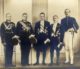 Kārlis Zariņš kopā ar Latvijas ārlietu ministru Vilhelmu Munteru, ģenerāli Kārli Berķi, viņa adjutantu un angļu karaļnama pārstāvi Latvijas sūtniecībā Londonā, 1937. gads. Foto: Vandyk. Avots: LNA_LVA, F2263_1_197, 1. lp.