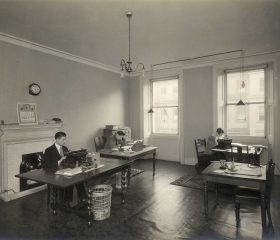 Latvijas sūtniecības nama Londonā kanceleja, 20. gs. 30. gadi. Avots: LNA_LVA, F2263_1_198, 1. lp.