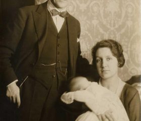 Kārlis Zariņš ar dzīvesbiedri Henrieti un meitiņu Marie Annu. 1927. gads. Avots: LNA_LVA, F2263_1_228, 11. lp.