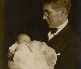 Kārlis Zariņš ar meitu Marie Annu, 1927. gads. Avots: LNA_LVA, F2263_1_228, 12. lp.