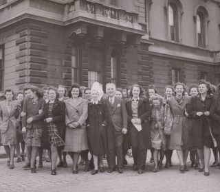 Viena no pirmajām “Balt Cygnet” grupām Londonā. Kārlis Zariņš ar sievu Henrieti sagaidīja visas iebraucējas. 1946. gads. Avots: LNA_LVA, F2263_1_249, 1. lp.