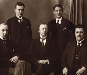 Kārlis Zariņš ar Latvijas un Somijas diplomātiskā dienesta pārstāvjiem. 20. gadsimta 20. gadi. Avots: LNA_LVA, F2263_1_225, 15. lp.
