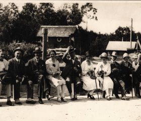 Kārlis Zariņš, ārkārtējais sūtnis un pilnvarotais ministrs Somijā (piektais no kreisās). 20. gadsimta 20. gadi. Foto: Ed. Kraucs. Avots: LNA_LVA, F2263_1_225, 22. lp.