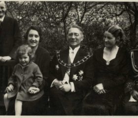 Latvijas sūtnis Igaunijā Kārlis Zariņš savas akreditācijas dienā Tallinā, 1930. gada 13. maijs. Viņam blakus no kreisās sieva Henriete ar meitu Marie Annu. Avots: LNA_LVA, F2263_1_230, 4. lp.