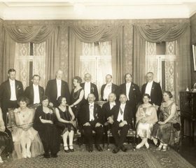 Kāda pāra kāzu svinību mirklis Latvijas sūtniecībā Stokholmā. 1929. gads. Avots: LNA_LVA, F2263_1_225, 14. lp.