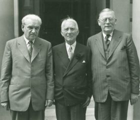 No kreisās: jurists, vēsturnieks un rakstnieks Arveds Švābe, Kārlis Zariņš un Arturs Bērziņš pie sūtniecības parādes durvīm. Londona, pirms 1959. gada. Arturs Bērziņš (1982 – 1962) – žurnālists, teātra kritiķis, tulkotājs, Nacionālā teātra direktors. Kārļa Zariņa draugs kopš jaunības gadiem. Monogrāfijas „Kārlis Zariņš dzīvē un darbā” autors. To izdeva apgāds “Rūja”, godinot Kārli Zariņu 80 gadu jubilejā. Avots: Latvijas Ārlietu ministrijas arhīvs.