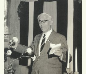 Sūtnis un ārkārtējo pilnvaru nesējs Kārlis Zariņš Amerikas Latviešu apvienības valdes sēdē Vašingtonā. 1952. gada 31. maijs. Avots: Latvijas Ārlietu ministrijas arhīvs.