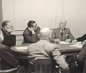 Diplomātiskā dienesta vadītājs, sūtnis un ārkārtējo pilnvaru nesējs Kārlis Zariņš uzrunā Kanādas latviešus Otavā. 1952. gada jūnija beigas. Kārlis Zariņš kopā ar meitu Marie Annu 1952. gada jūnijā – jūlijā viesojās pie Kanādas latviešiem. Viņi apmeklēja Hamiltonu, Toronto, Otavu, Monreālu un Kvebeku. 14. jūlijā atgriezās Eiropā. Avots: Latvijas Ārlietu ministrijas arhīvs.