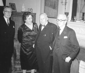Igaunijas sūtnis Augusts Torma (No kreisās), Henrieta Zariņa, Lietuvas sūtnis Broņus Balutis un Kārlis Zariņš Latvijas sūtniecībā Londonā. 1959. gads. Kopš 1933. gada oktobra katru gadu kādā no sūtniecībām notika Baltijas valstu sūtņu ikmēneša sanāksmes. Avots: Latvijas Ārlietu ministrijas arhīvs.