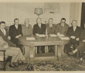 Komitejas Latvijas brīvībai sēde Ņujorkā, 1952. gads. No labās: Arvīds Bļodnieks, Ādolfs Klīve, Ēvalds Freivalds, Jūlijs Feldmans, Vilis Masēns, Kārlis Zariņš, Alfrēds Bērziņš, doc. B. Ābens. Avots: LNA_LVA, F2263_1_253, 3. lp.