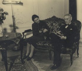 Kārlis un Henriete Zariņi Latvijas sūtniecības namā Londonā, 1938. gads. Foto: Weekly Illustrated. Avots: LNA_LVA, F2263_1_194, 2. lp.