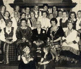 Kārļa Zariņa 80 gadu dzimšanas dienas svinības 1959. gada decembrī. Avots: LNA_LVA, F2263_1_254, 7. lp.