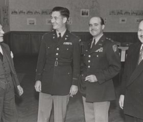 Kārlis Zariņš Vācijas vizītes laikā ASV okupācijas zonā kopā ar ASV armijas administrācijas pārstāvjiem. 1949. gada oktobris. Avots: LNA_LVA, F2263_1_240, 50. lp.