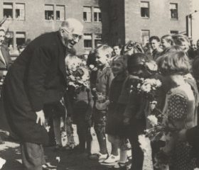 Kārli un Henrieti Zariņus sagaida Vircburgas latviešu bēgļu nometnē. 1949. gada oktobris. Avots: LNA_LVA, F2263_1_242, 101. lp.