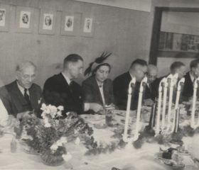 Kārlis un Henriete Zariņi svinīgās pusdienās Vircburgas latviešu bēgļu nometnē. 1949. gada oktobris. Avots: LNA_LVA, F2263_1_242, 104. lp.