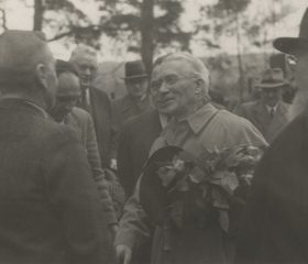 Kārlis Zariņš apmeklē kādu no latviešu bēgļu nometnēm Vācijā, angļu okupācijas zonā. 1949. gada aprīlis. Avots: LNA_LVA, F2263_1_242, 110. lp.