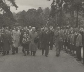 Kārlis Zariņš apmeklē kādu no latviešu bēgļu nometnēm Vācijā, angļu okupācijas zonā. 1949. gada aprīlis. Avots: LNA_LVA, F2263_1_242, 113. lp.