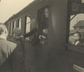 Kārlis Zariņš no Amsterdamas ātrvilciena atvadās no latviešiem pirms došanās atpakaļ uz Londonu. Herforda, 1949. gada 2. maijs. Avots: LNA_LVA, F2263_1_242, 129. lp.