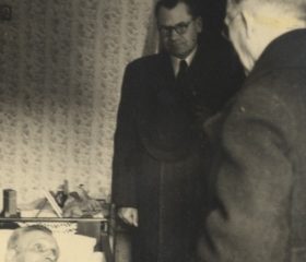 Kārlis Zariņš apmeklē slimos latviešus Edmunštāles sanatorijā. Blakus — mācītājs Viesturs Šēfers. 1949. gada 28. aprīlis. Avots: LNA_LVA, F2263_1_242, 12. lp.